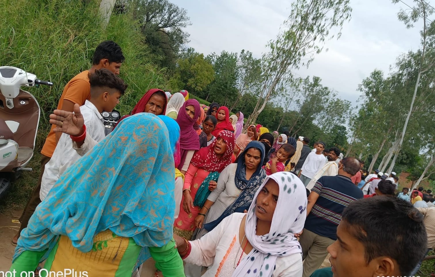 गंदेवड़ा में कंवरपाल के डूबने पर शोकाकुल परिजन महिलाएं गंदेवड़ा में कंवरपाल के डूबने पर शोकाकुल परिजन महिलाएं