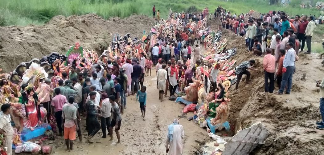 नौबस्ता घाट पर हो रहा प्रतिमाओं का विसर्जन। संवाद नौबस्ता घाट पर हो रहा प्रतिमाओं का विसर्जन। संवाद