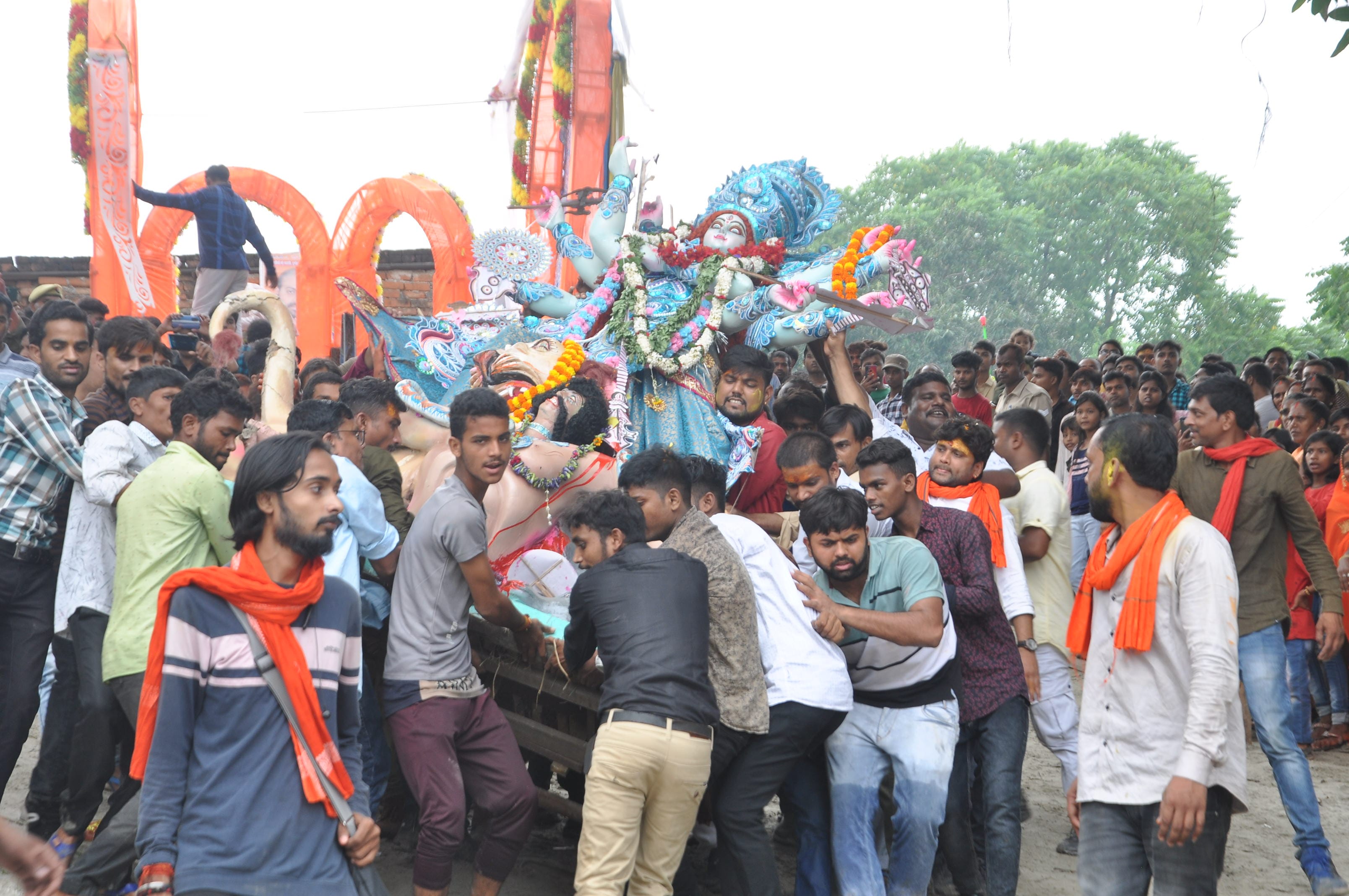 नगर के भीटी स्थित तमसा नदी में मां दुर्गा की प्रतिमा विसर्जित करने ले जाते समिति के सदस्य।संवाद नगर के भीटी स्थित तमसा नदी में मां दुर्गा की प्रतिमा विसर्जित करने ले जाते समिति के सदस्य।संवाद
