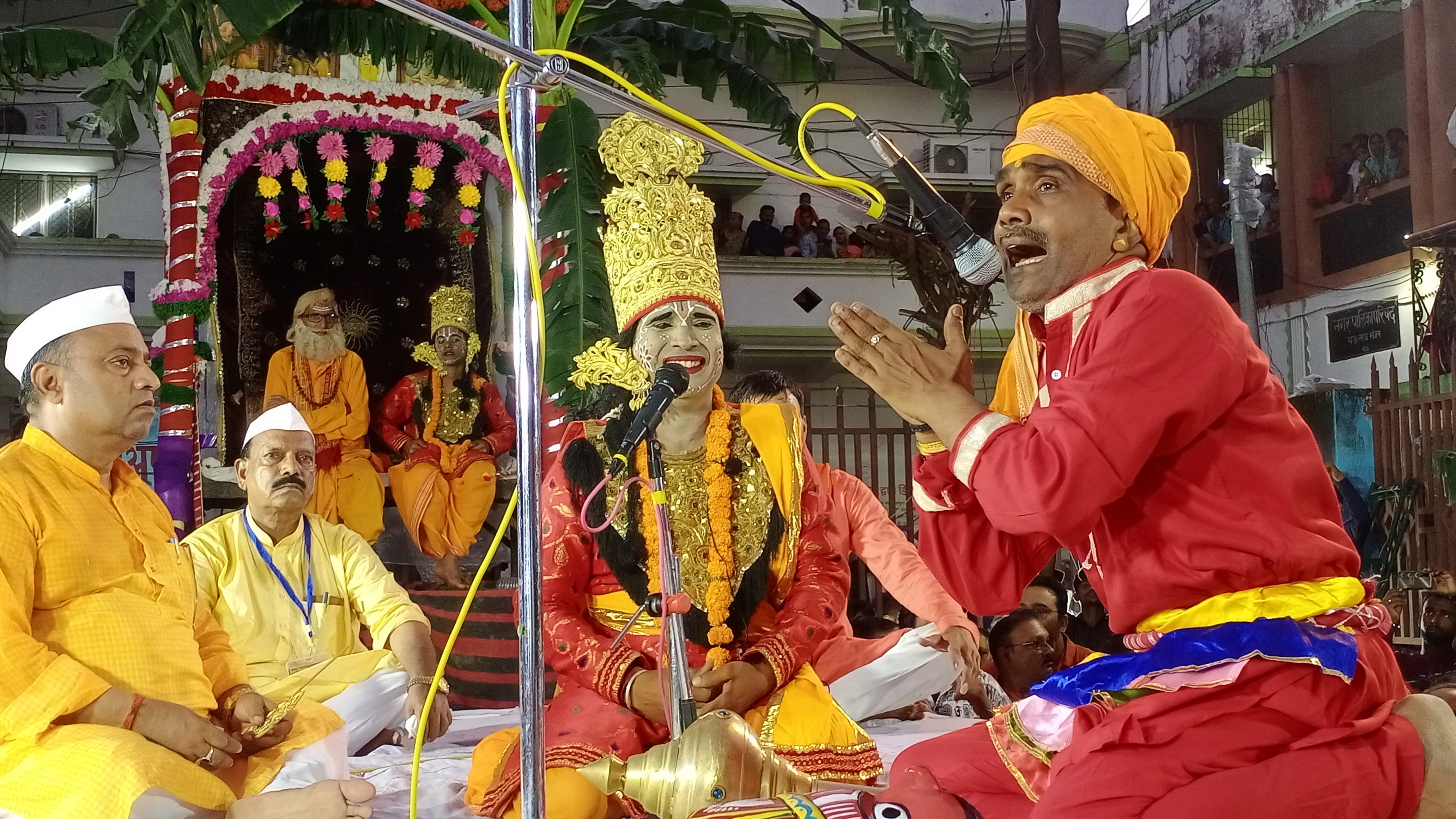 नगर के शाही कटरा के मैदान में ऐतिहासिक भरत मिलाप में भरत-हनुमान को होता संवाद।