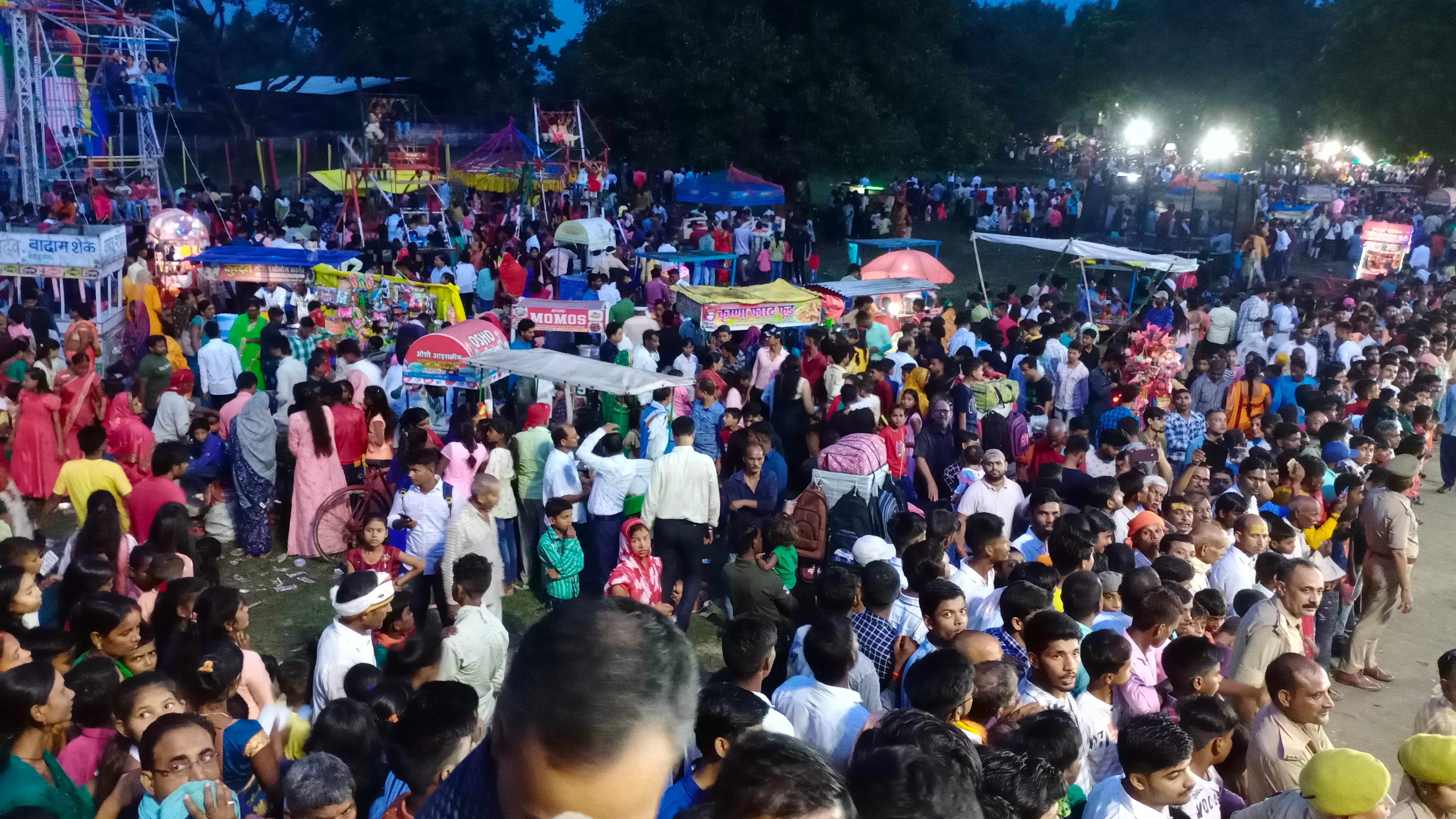 नगर के दशई पोखरा पर मेले में उमड़ी लोगों की भीड़।संवाद नगर के दशई पोखरा पर मेले में उमड़ी लोगों की भीड़।संवाद