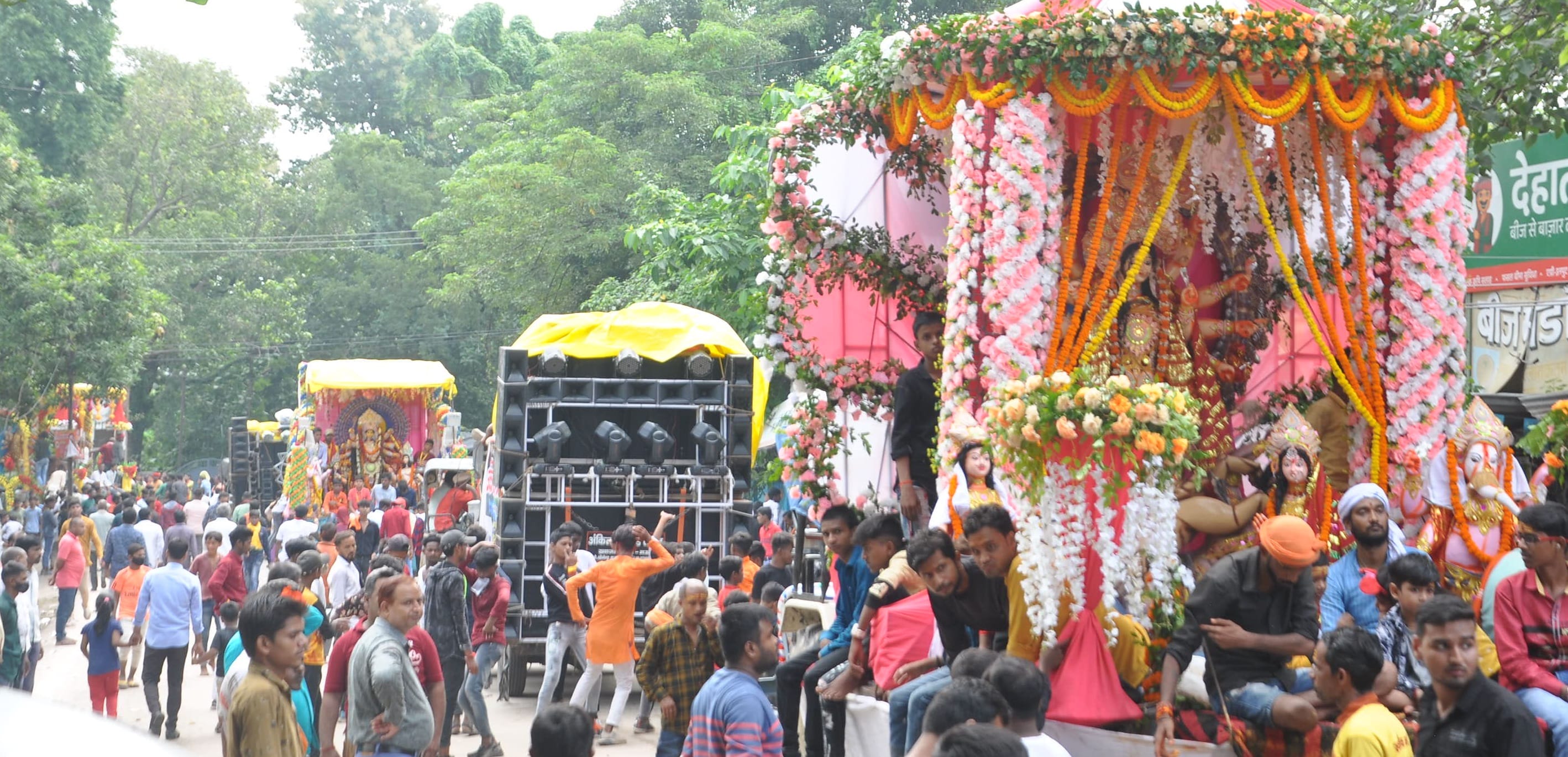 नगर में विसर्जन जुलूस में शामिल शहर में विभिन्न स्थानों पर स्थापित मां दुर्गा की प्रतिमाएं।संवा नगर में विसर्जन जुलूस में शामिल शहर में विभिन्न स्थानों पर स्थापित मां दुर्गा की प्रतिमाएं।संवा