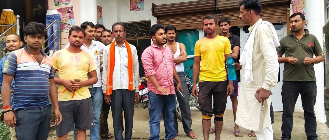 नर्सिंग होम के बाहर खड़े एसएसओ व लाइनमैन से बात करते अवर अभियंता। संवाद नर्सिंग होम के बाहर खड़े एसएसओ व लाइनमैन से बात करते अवर अभियंता। संवाद