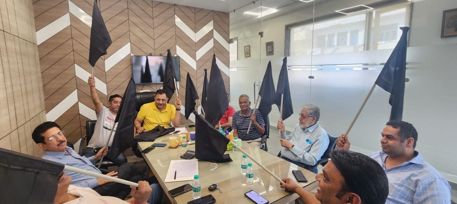राई औद्योगिक क्षेत्र में बैठक के दौरान विरोध स्वरूप काले झंडे दिखाते राई मैन्युफैक्चरिंग औद्यो? राई औद्योगिक क्षेत्र में बैठक के दौरान विरोध स्वरूप काले झंडे दिखाते राई मैन्युफैक्चरिंग औद्यो?