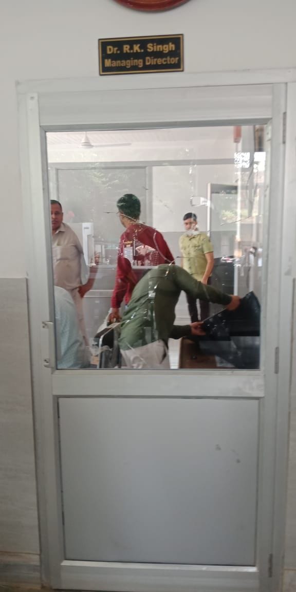 रतिया के निजी अस्पताल के टूटे हुए शीशे।