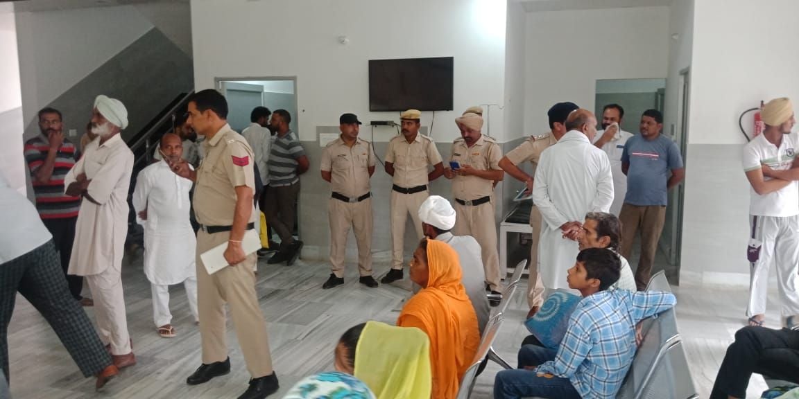 रतिया में अस्पताल में मौजूद पुलिस बल।