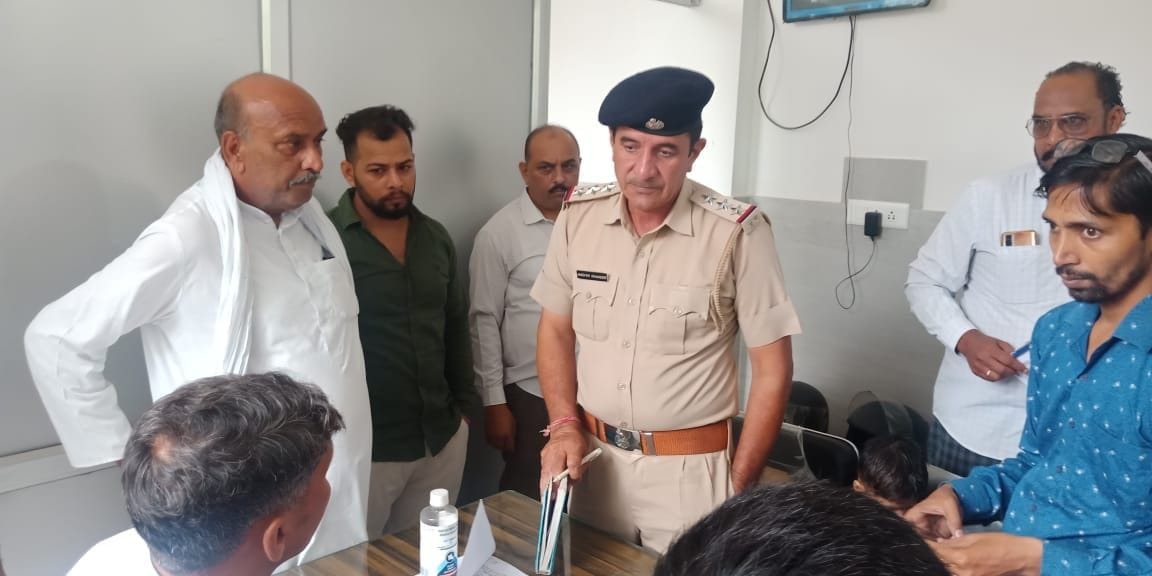 रतिया में निजी अस्पताल में मामले की जानकारी लेते एसएचओ जगदीश चंद्र।
