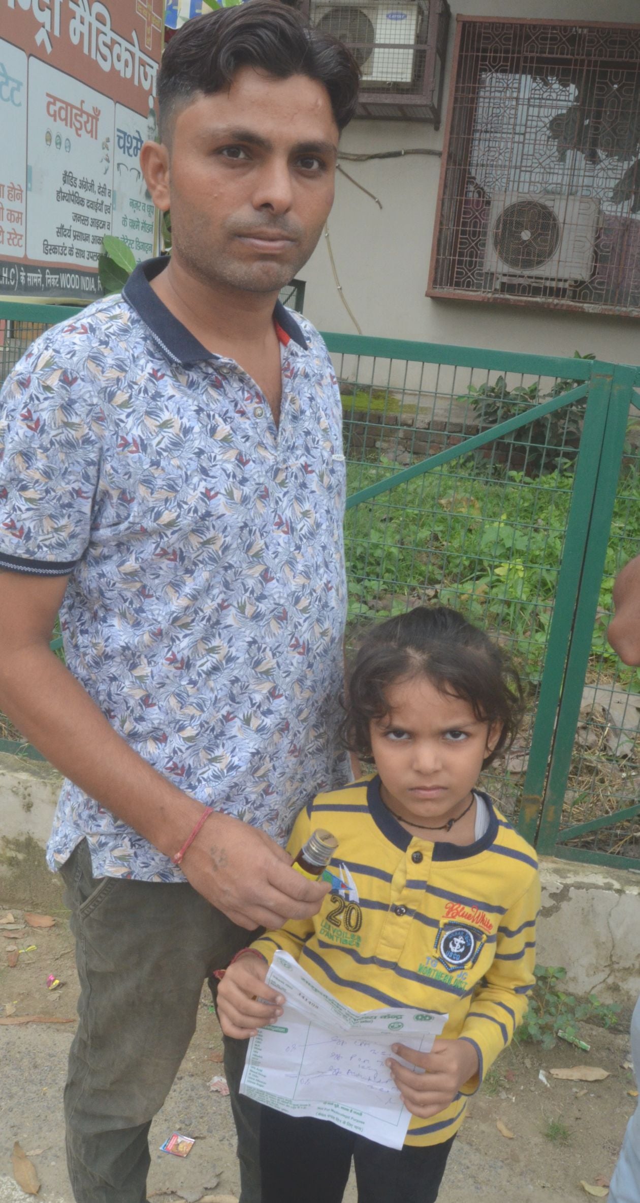 सरकारी अस्पताल से दवा न मिलने के कारण बाहर से दवाई लेकर खडा युवक । संवाद सरकारी अस्पताल से दवा न मिलने के कारण बाहर से दवाई लेकर खडा युवक । संवाद