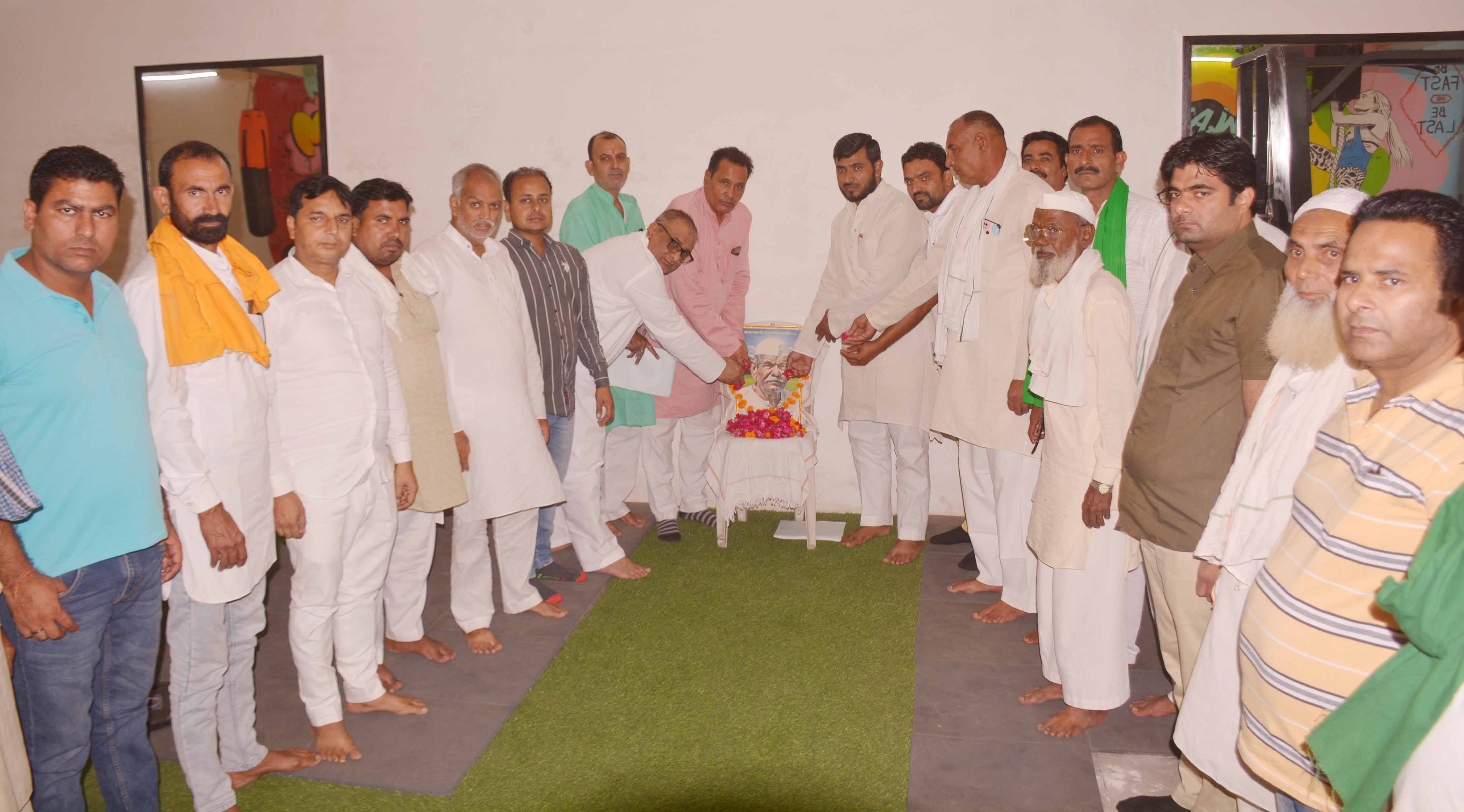 शामली बुढाना रोड पर स्व बाबा महेन्द्र सिंह टिकैत के चित्र पर पुष्पअर्पित करते किसान मजदूर भारती? शामली बुढाना रोड पर स्व बाबा महेन्द्र सिंह टिकैत के चित्र पर पुष्पअर्पित करते किसान मजदूर भारती?