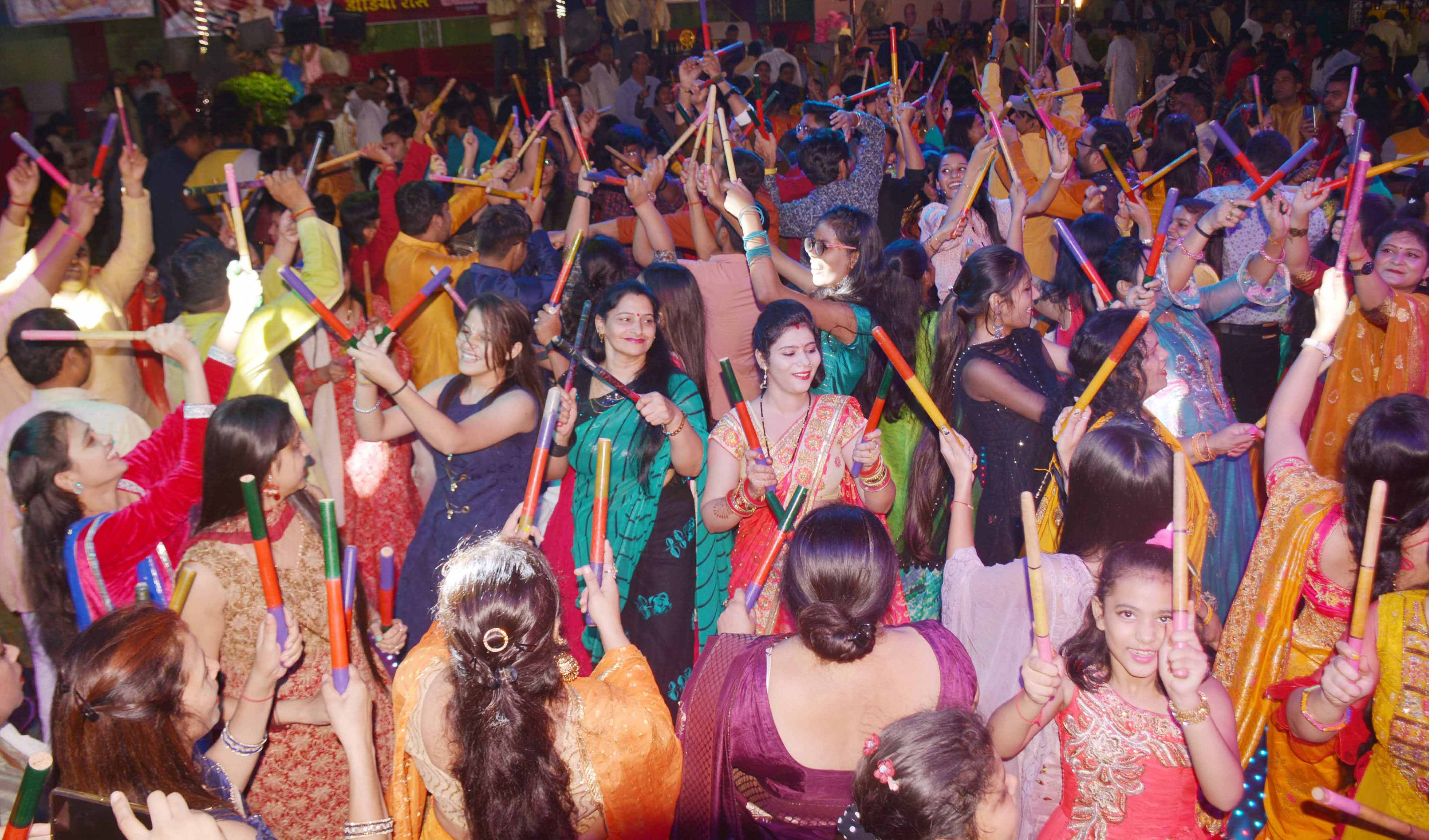 शामली में लायंस क्लब द्वारा आयोजित डांडिया रास में डांडिया खेलती महिलाएं शामली में लायंस क्लब द्वारा आयोजित डांडिया रास में डांडिया खेलती महिलाएं