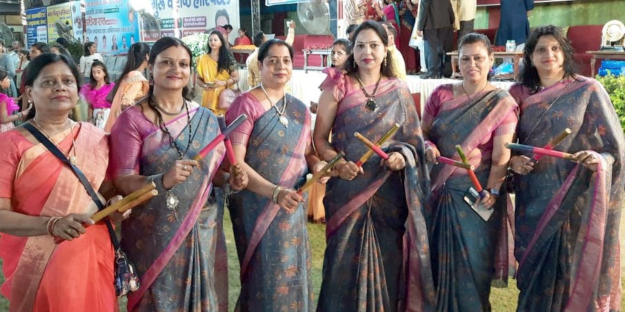 शामली में लायंस क्लब द्वारा आयोजित डांडिया रास में डांडिया खेलती महिलाएं शामली में लायंस क्लब द्वारा आयोजित डांडिया रास में डांडिया खेलती महिलाएं
