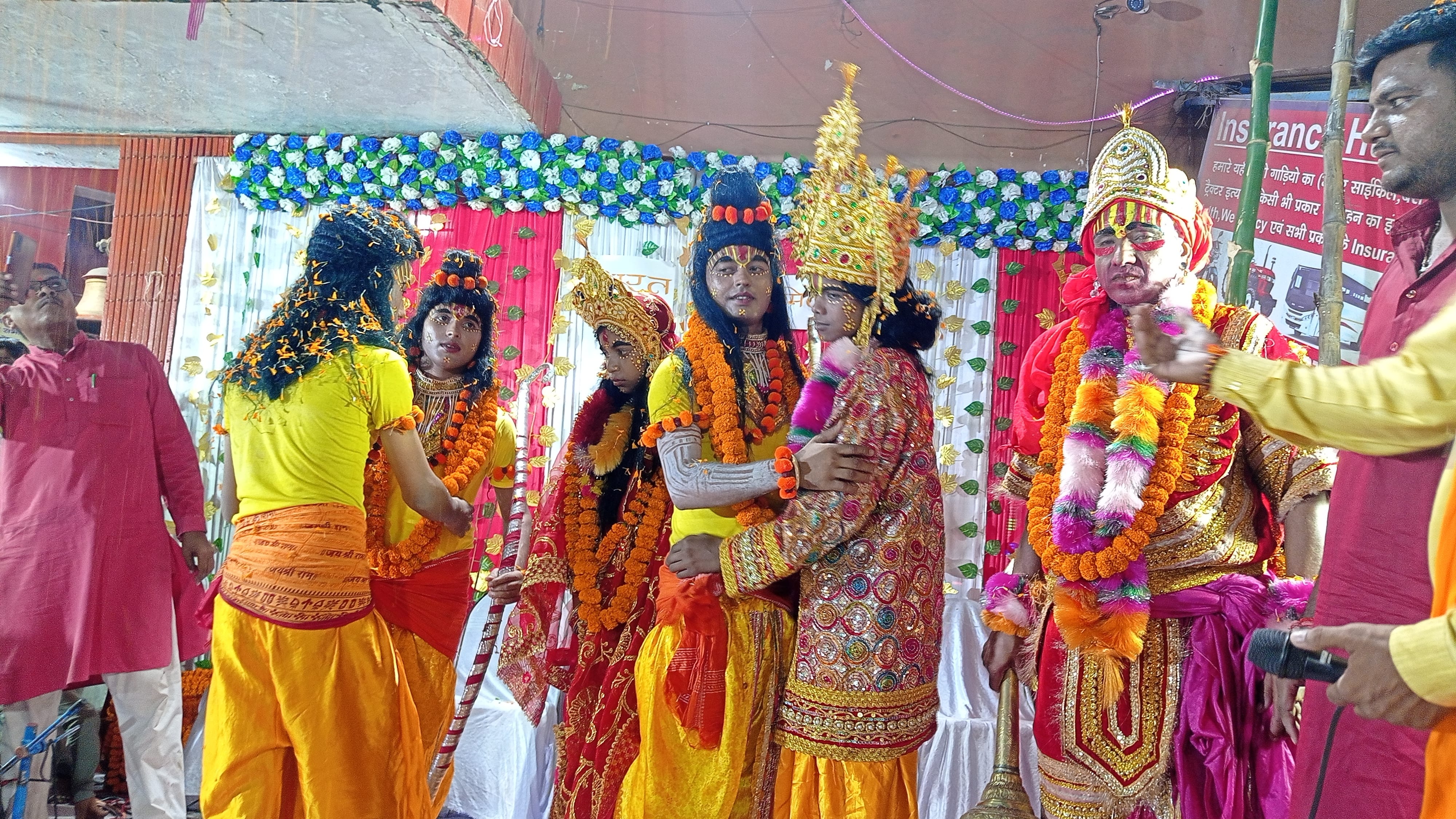 दुद्धी के श्री संकट मोचन मंदिर मेन चौक पर भरत मिलाप करते प्रभु श्रीराम। दुद्धी के श्री संकट मोचन मंदिर मेन चौक पर भरत मिलाप करते प्रभु श्रीराम।