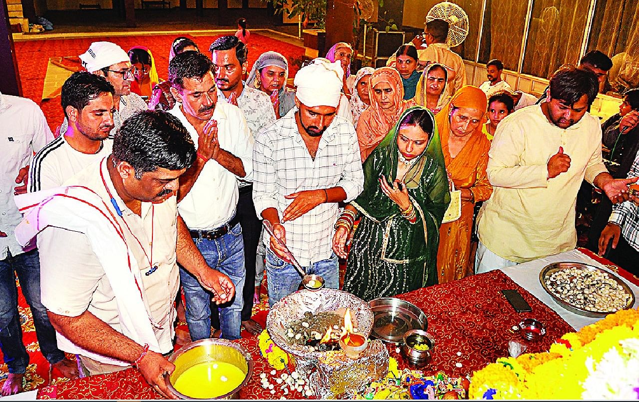 The wind of devotion, devotees swayed on Baba's hymns