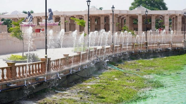 मंदिर परिसर में फव्वारे की व्यवस्था