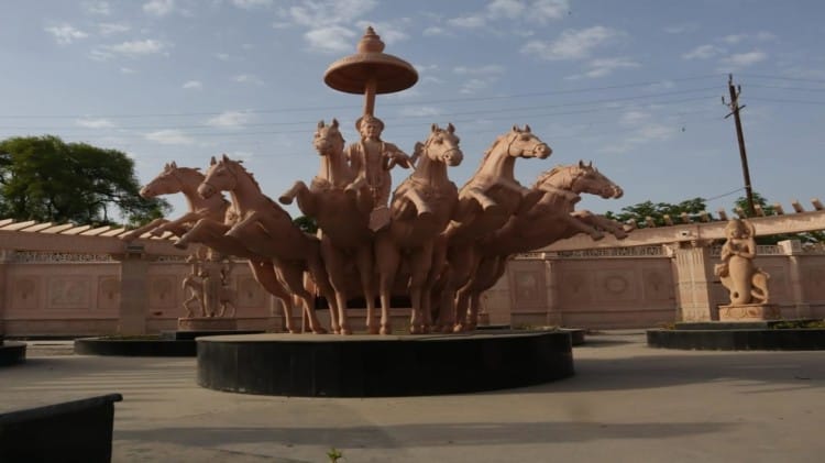 मंदिर में लगाई गई मूर्तियां