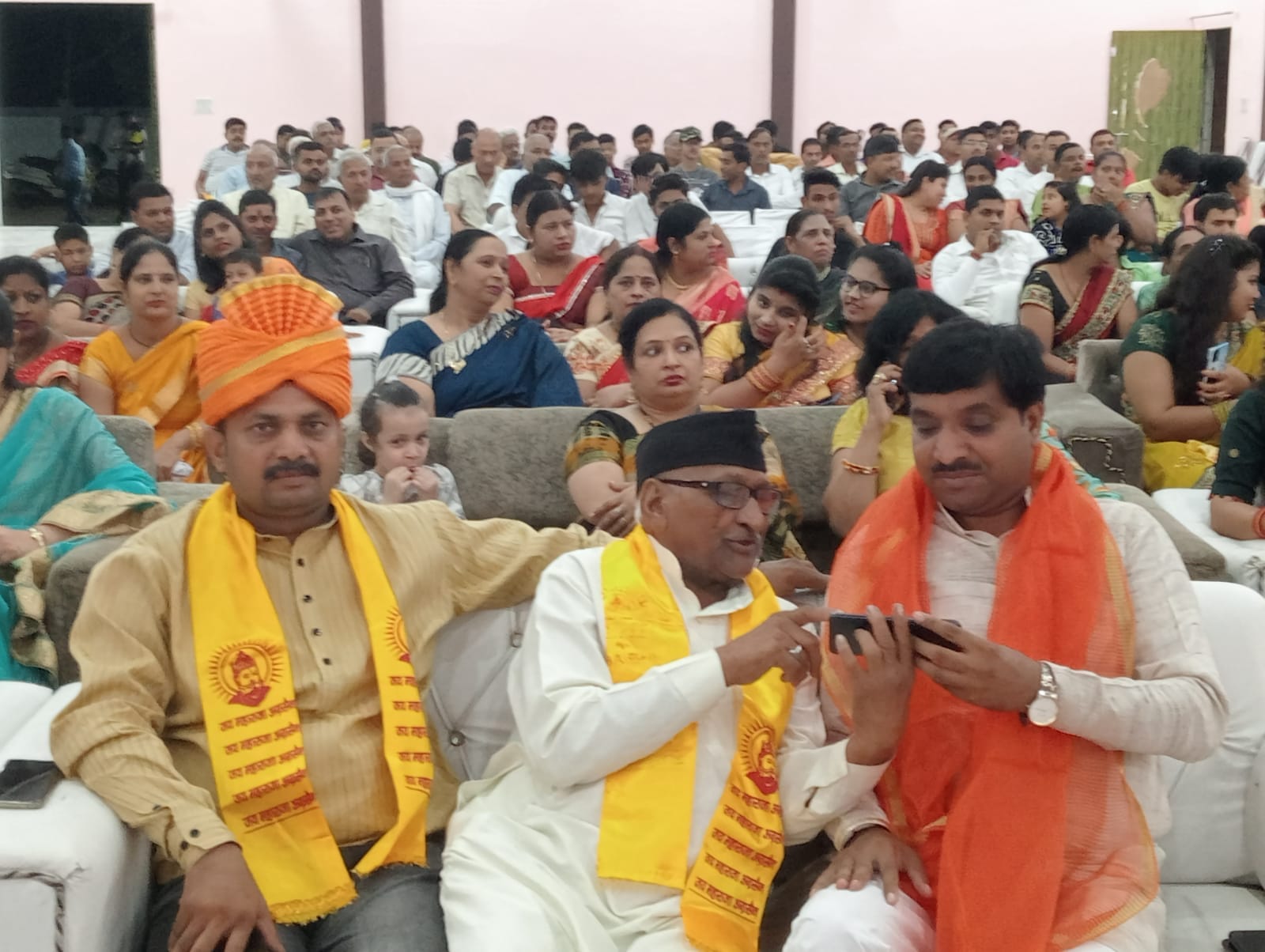अंबेहटा में अग्रसेन जयंती समारोह में मौजूद समाज के लोग अंबेहटा में अग्रसेन जयंती समारोह में मौजूद समाज के लोग