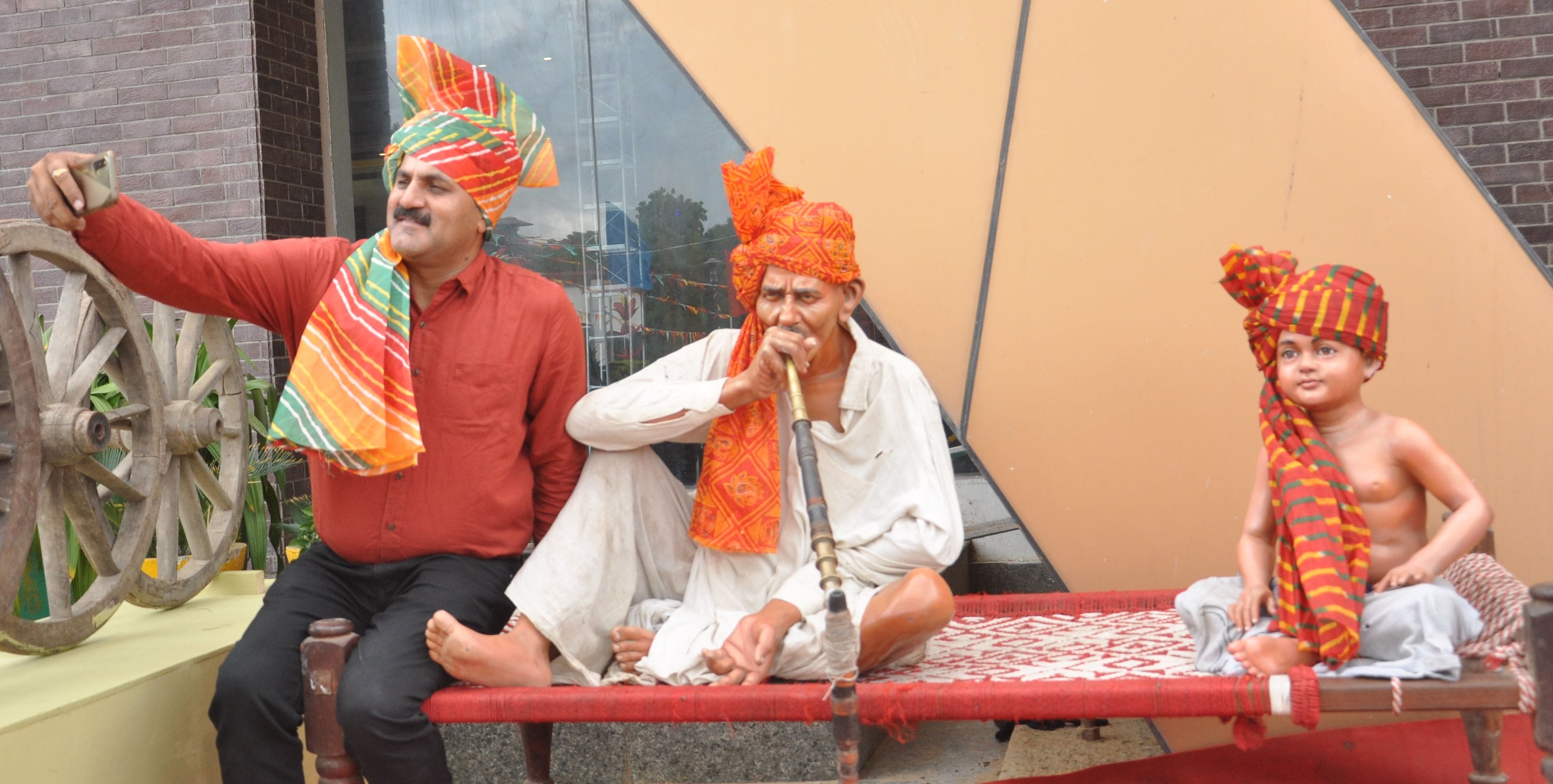 हिसार- फ्लेमिंगो में आयोजित किए जा रहे हिसार उत्सव में हरियाणवी संस्कृति की प्रतिमा के साथ डॉ. मह?