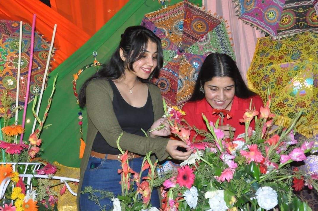  हिसार- फ्लेमिंगो में आयोजित किए जा रहे हिसार उत्सव में सेल्फी प्वाइंट पर लगे फूलों को चैक करते हु?