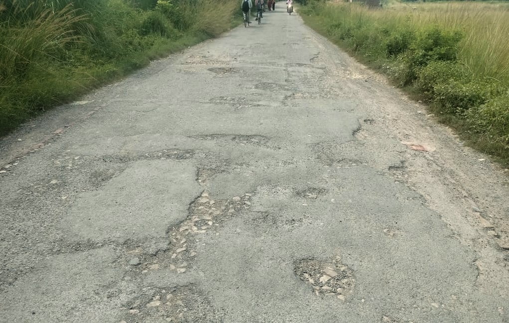 दुर्गागंज- कुढ़वा मार्ग पर जगह-जगह बने गड्ढे। संवाद