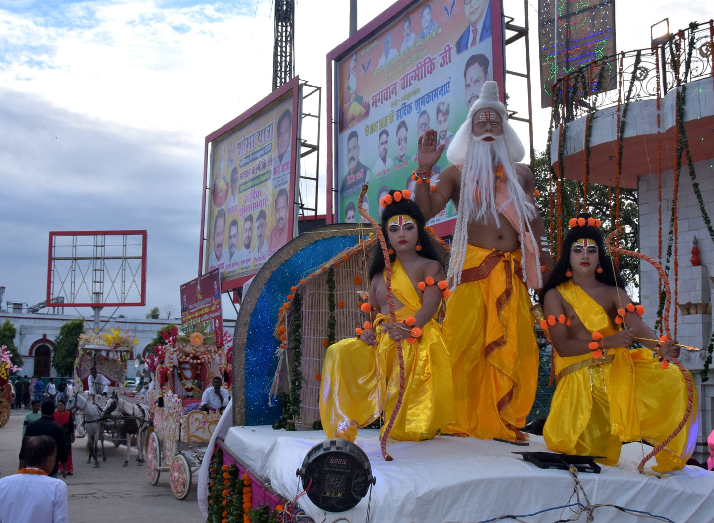 भगवान बाल्मीकि मंदिर से निकली भगवान बाल्मीकि जयंती पर शोभा यात्रा में सजी झांकी भगवान बाल्मीकि मंदिर से निकली भगवान बाल्मीकि जयंती पर शोभा यात्रा में सजी झांकी
