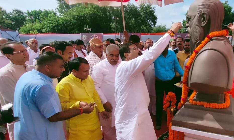 फोटो-8- भारत रत्न नानाजी देशमुख की जयंती पर उनकी मूर्ति पर पुष्प अर्पित करते केंद्रीय शिक्षा मंत्?