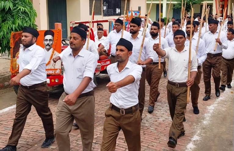 गंगोह में पथ संचलन करते स्वयं सेवक