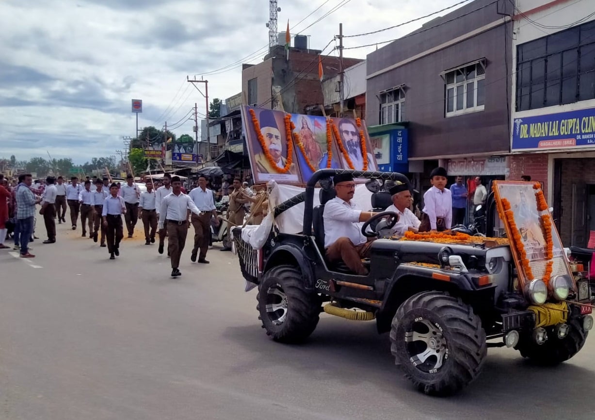 गागलहेड़ी में पथ संचलन निकालते स्वयं सेवक