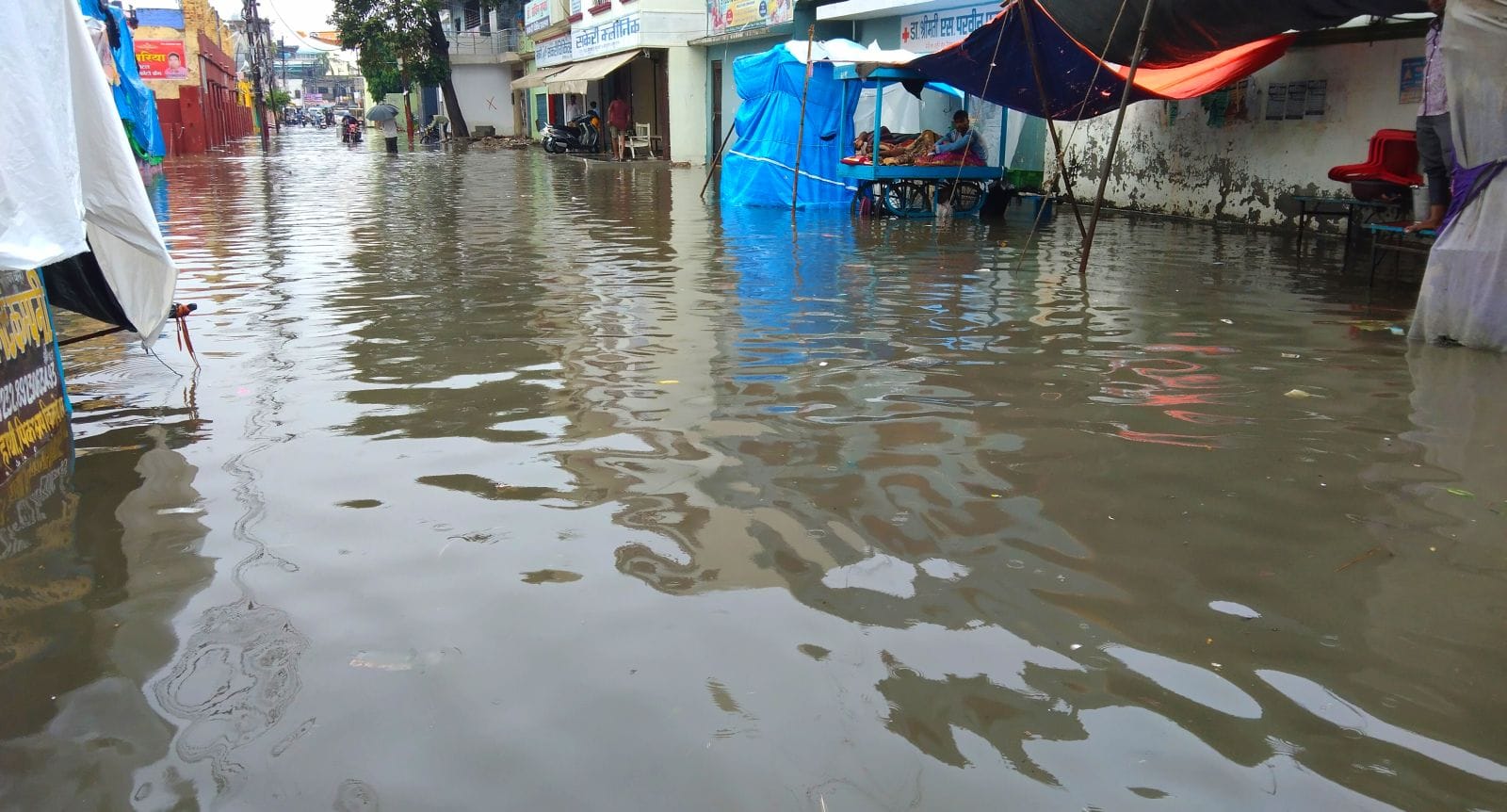 गांधी ग्राउंड से शिवचौक जाने वाले रास्ते पर हुआ जलभराव। संवाद