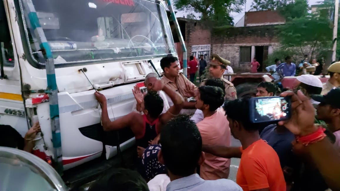 गांव बाबैल बुजुर्ग में ट्रक में तोड़फोड़ करने का प्रयास करती भीड़