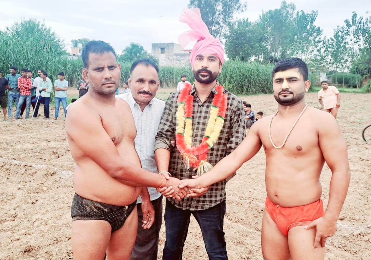 गांव तेलीपुरा में पहलवानों का परिचय कराते दंगल संयोजक। गांव तेलीपुरा में पहलवानों का परिचय कराते दंगल संयोजक।