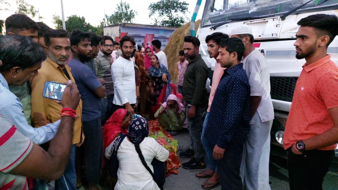 हादसे के बाद सड़क पर शव रखकर बैठे परिजन और ग्रामीण
