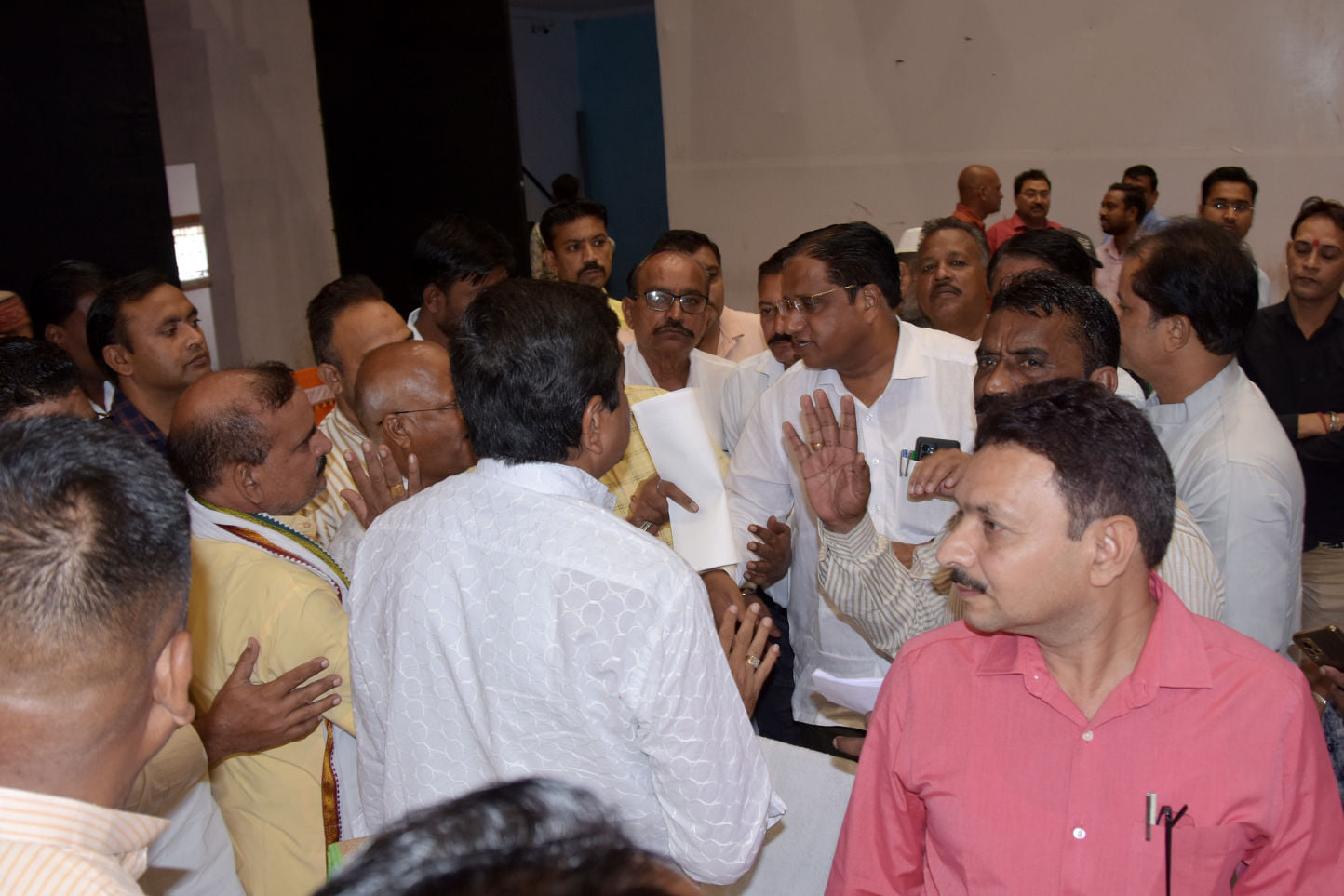 जनमंच में नगर निगम की बोर्ड की बैठक में हंगामे के दौरान उलझते पार्षद, महापौर व अधिकारी।