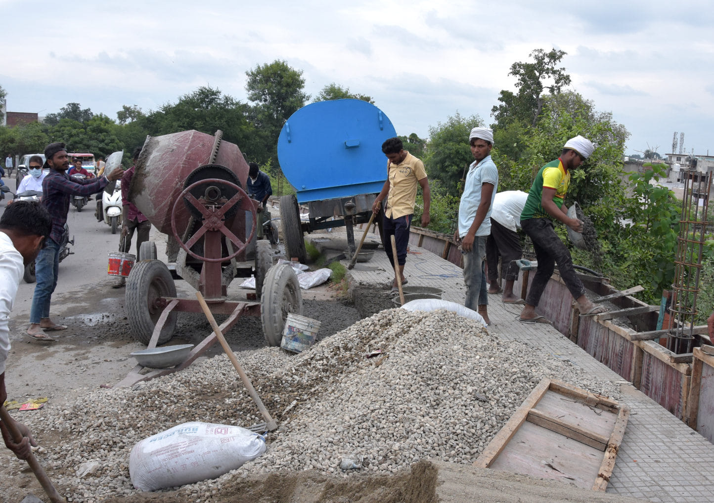 कोर्ट रोड पुल का सौंद्रर्यकरण में लगे कर्मी कोर्ट रोड पुल का सौंद्रर्यकरण में लगे कर्मी