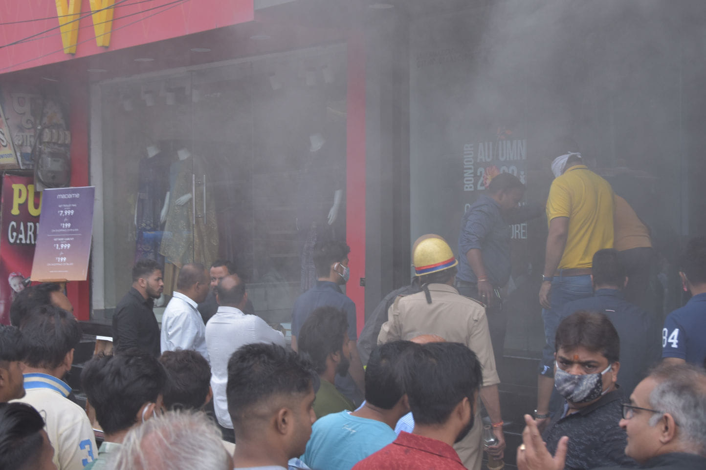 कोर्ट रोड पर शोरूम में लगी आग और एकत्र भीड़ आग बूझाते फायर कर्मी कोर्ट रोड पर शोरूम में लगी आग और एकत्र भीड़ आग बूझाते फायर कर्मी