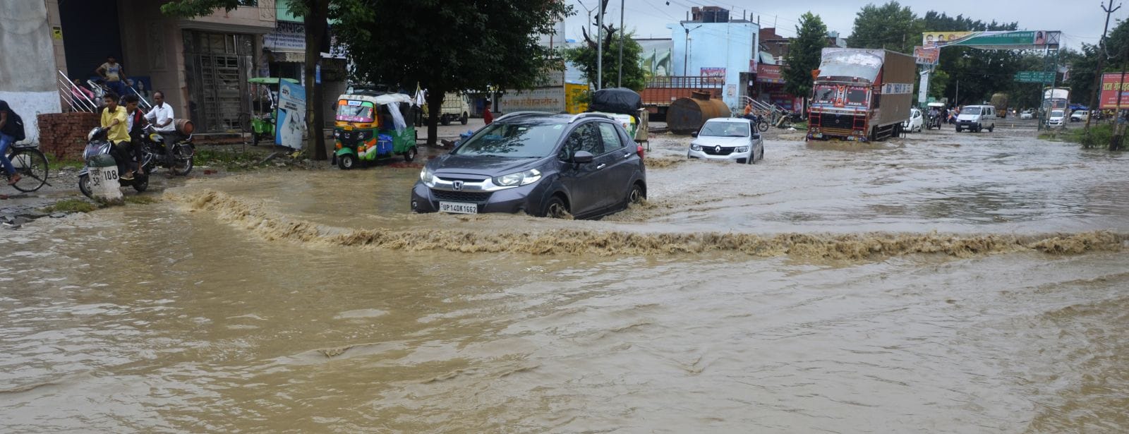 मुरादाबाद फर्रुखाबाद रोड पर मंडी समिति के पास सड़क बनीं तालाब। संवाद