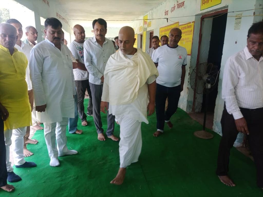 नगवां ब्लॉक के चिचलिक में स्वास्थ्य मेले का निरीक्षण करते सर्वेश्वरी समूह के प्रमुख सम्भव राम ज? नगवां ब्लॉक के चिचलिक में स्वास्थ्य मेले का निरीक्षण करते सर्वेश्वरी समूह के प्रमुख सम्भव राम ज?