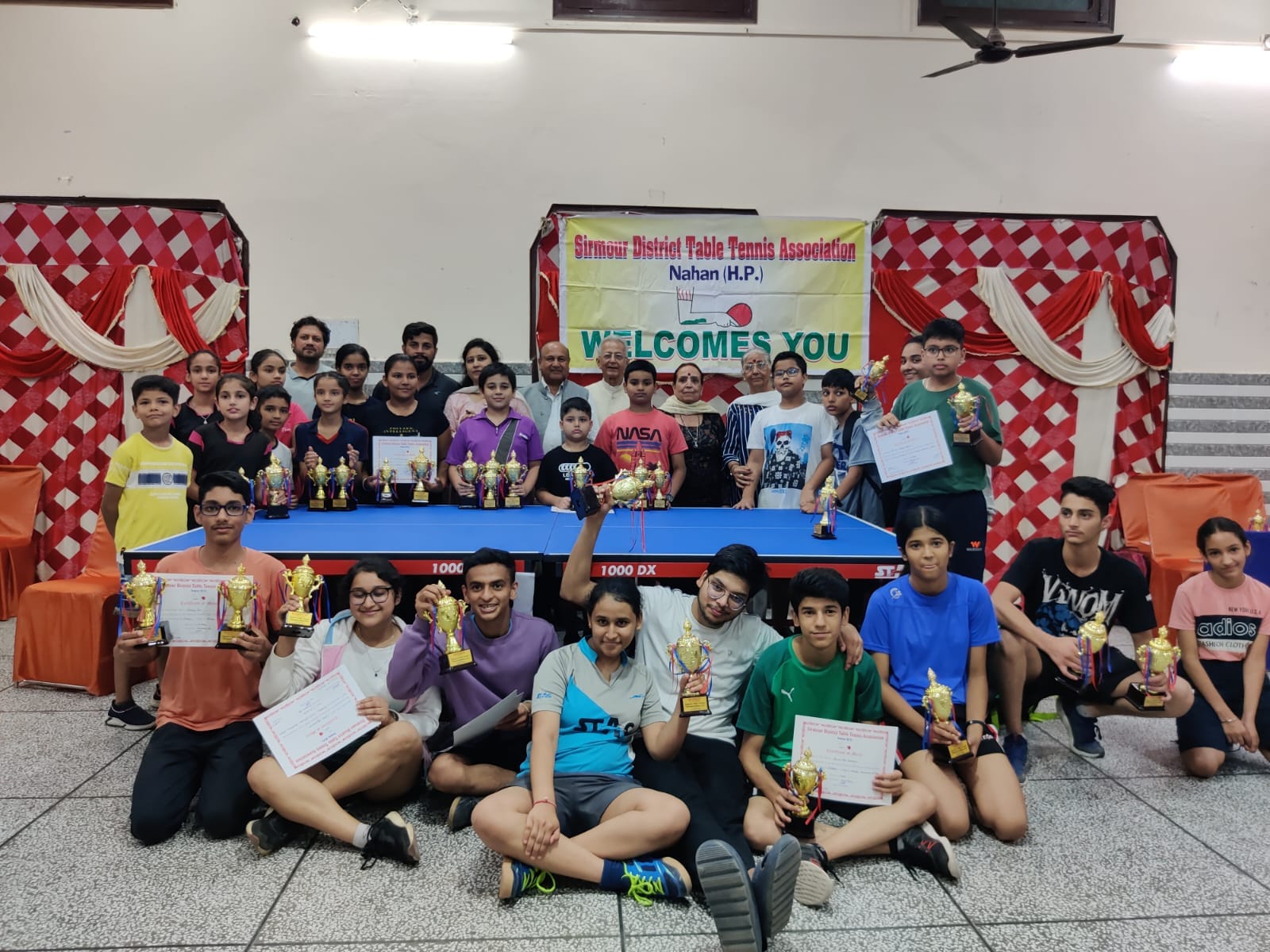 नाहन में मुख्य अतिथि के साथ टेबल टेनिस प्रतियोतगिता के विजेता खिलाड़ी एवं अन्य। संवाद नाहन में मुख्य अतिथि के साथ टेबल टेनिस प्रतियोतगिता के विजेता खिलाड़ी एवं अन्य। संवाद
