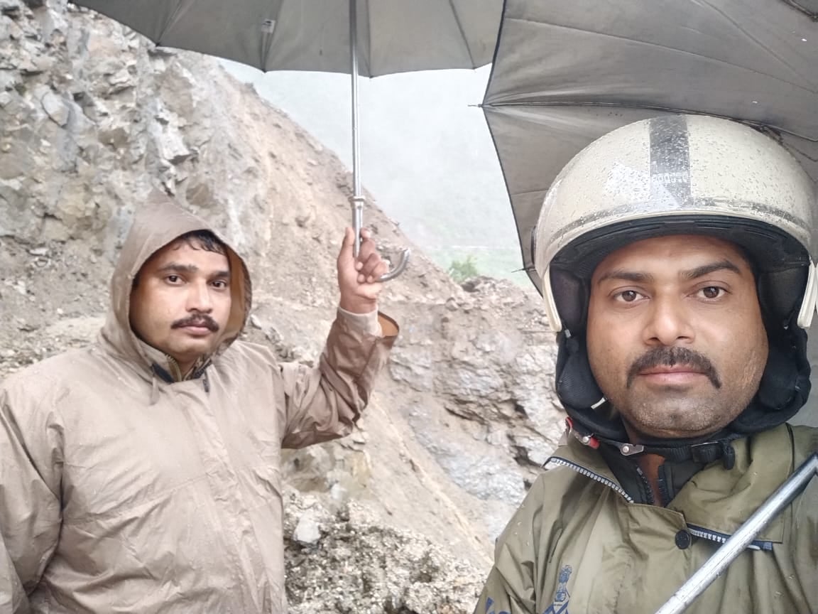 पिथौरागढ़-घाट एनएच में पहाड़ी से गिर रहे पत्थरों से लोगों को सावधान करने के लिए मौके पर तैनात घाट ? पिथौरागढ़-घाट एनएच में पहाड़ी से गिर रहे पत्थरों से लोगों को सावधान करने के लिए मौके पर तैनात घाट ?
