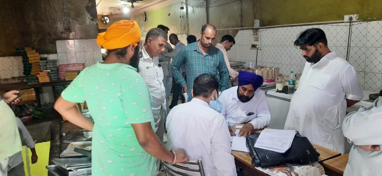 रानियां में मिठाई की दुकान पर कार्रवाई करते अधिकारी। संवाद रानियां में मिठाई की दुकान पर कार्रवाई करते अधिकारी। संवाद
