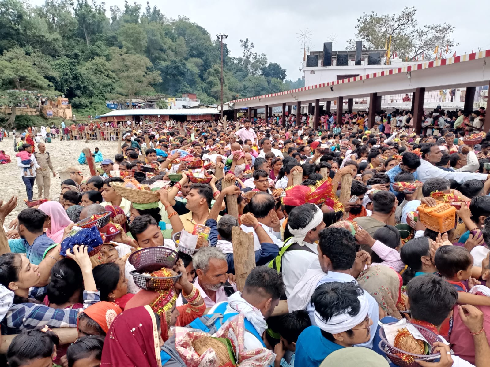 सिद्वपीठ शाकंभरी देवी में माता के दर्शनों को उमड़ी श्रद्वालुओं की भीड़
