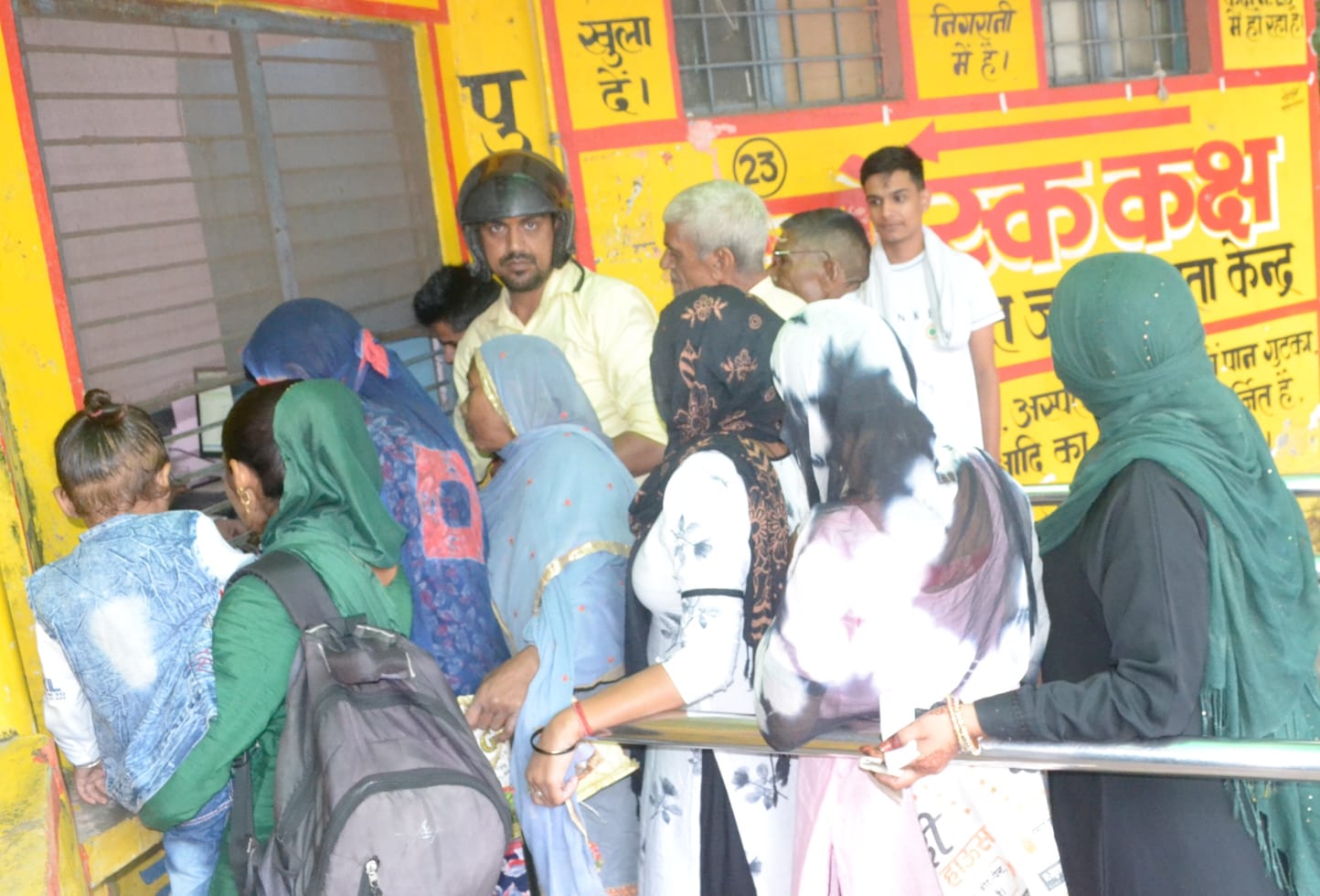 शामली सीएचसी में पर्ची बनवाने के लिए मरीजों की लगी भीड़। शामली सीएचसी में पर्ची बनवाने के लिए मरीजों की लगी भीड़।
