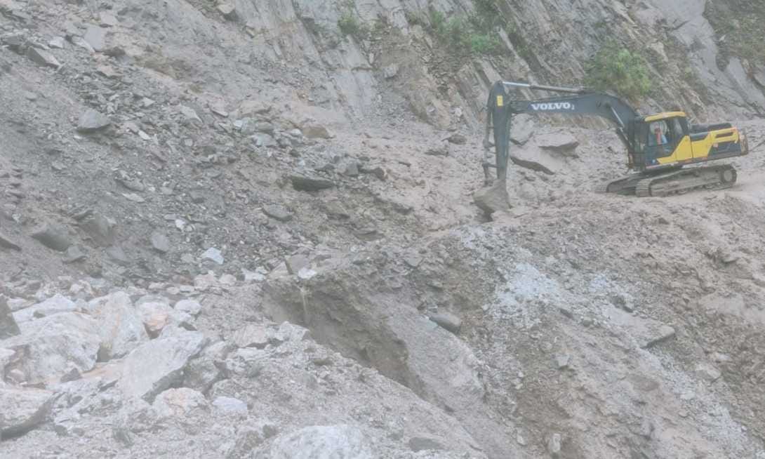 टनकपुर-पिथौरागढ़ राष्ट्रीय राजमार्ग पर स्वांला के पास से मलबा साफ करती पॉकलैंड मशीन। संवाद टनकपुर-पिथौरागढ़ राष्ट्रीय राजमार्ग पर स्वांला के पास से मलबा साफ करती पॉकलैंड मशीन। संवाद