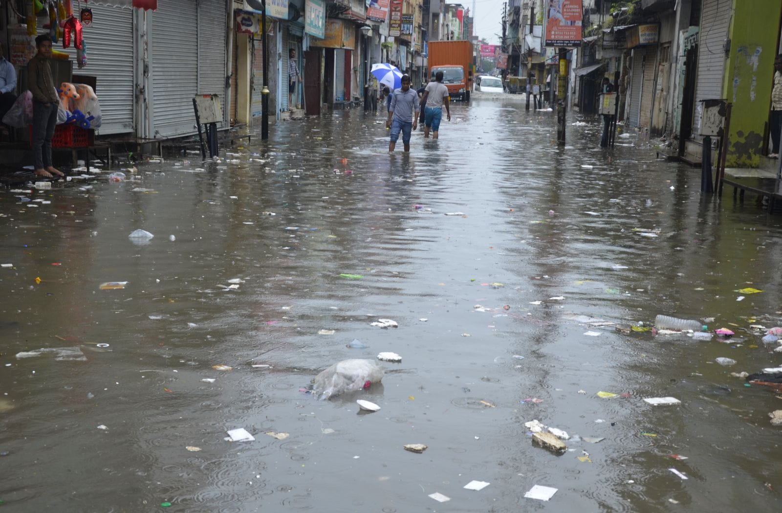 तोताराम मार्केट में जलभराव के बाद सड़कों पर आई नालों की गंदगी। संवाद