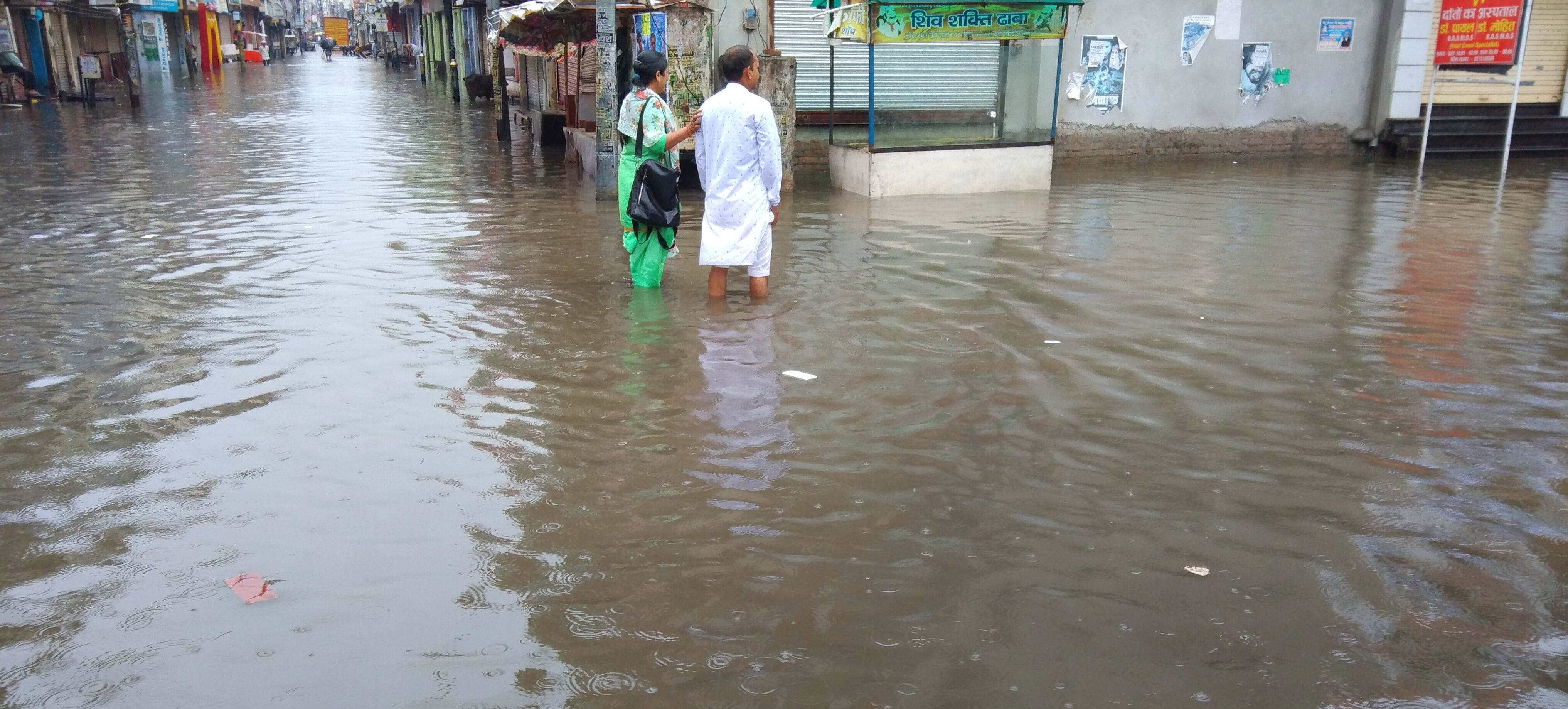 विचौक से पनबड़िया वाले रास्ते पर हुए जलभराव में फंसे लोग। संवाद