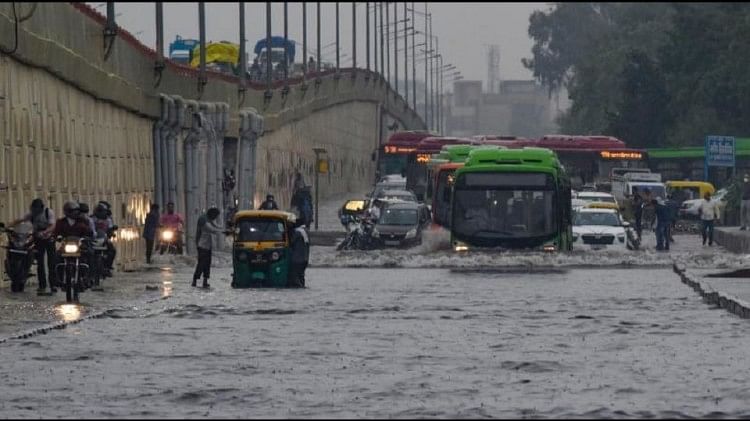 Weather Update Live: अभी नहीं थमने वाली है बारिश, दिल्ली में टूटा 15 साल का रिकॉर्ड, यूपी में 34 की मौत