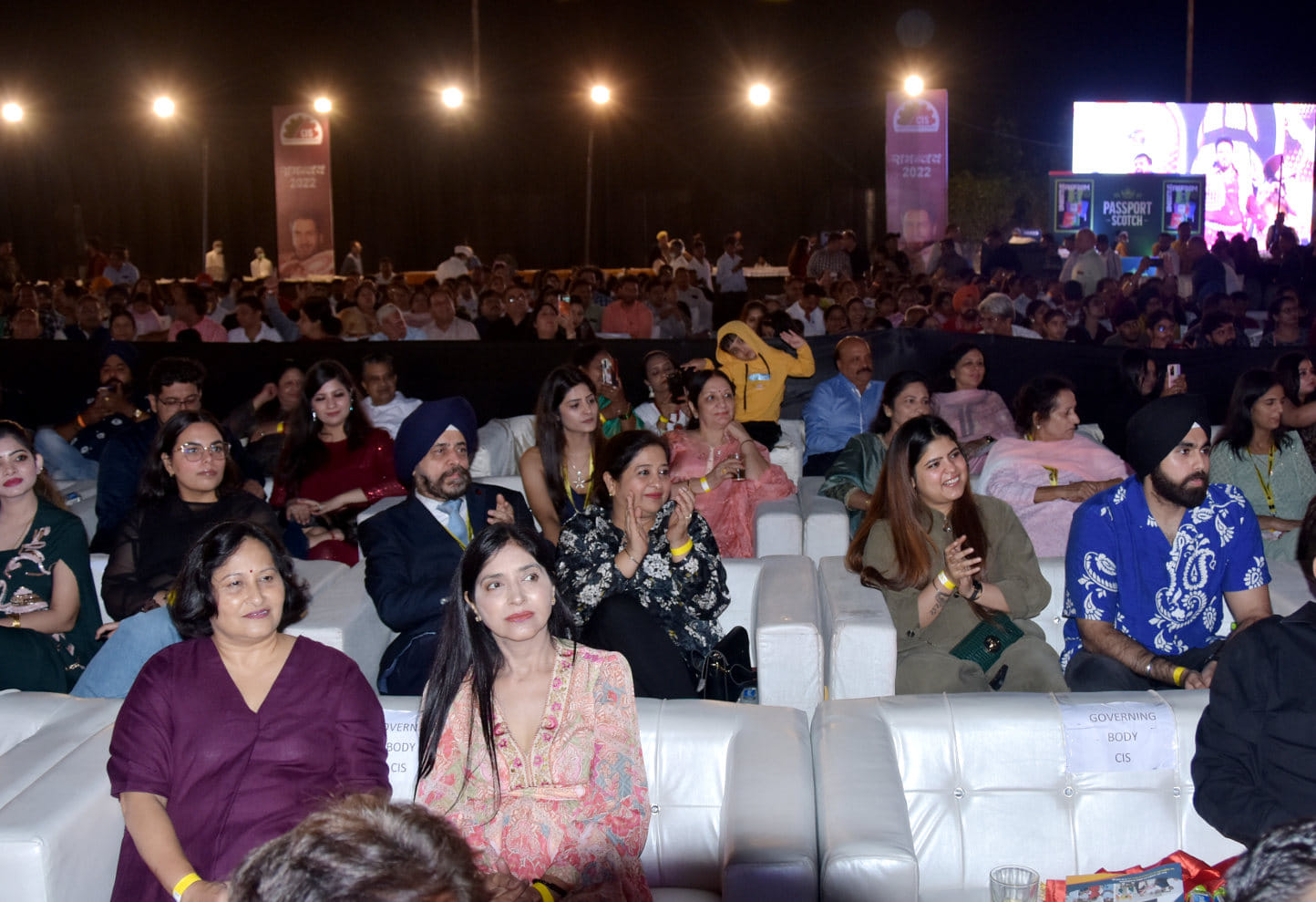 अंबाला रोड स्थित एक सभागार में सीआईएस के कार्यक्रम में पंजाबी गीत गाते पंजाबी गायक गुरदास मान को अंबाला रोड स्थित एक सभागार में सीआईएस के कार्यक्रम में पंजाबी गीत गाते पंजाबी गायक गुरदास मान को