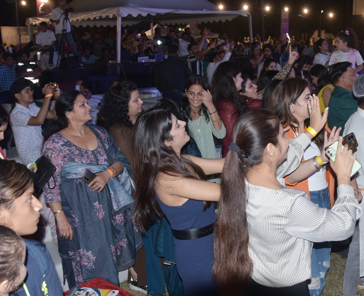 अंबाला रोड स्थित एक सभागार में सीआईएस के कार्यक्रम में पंजाबी गीत गाते पंजाबी गायक गुरदास मान ना? अंबाला रोड स्थित एक सभागार में सीआईएस के कार्यक्रम में पंजाबी गीत गाते पंजाबी गायक गुरदास मान ना?