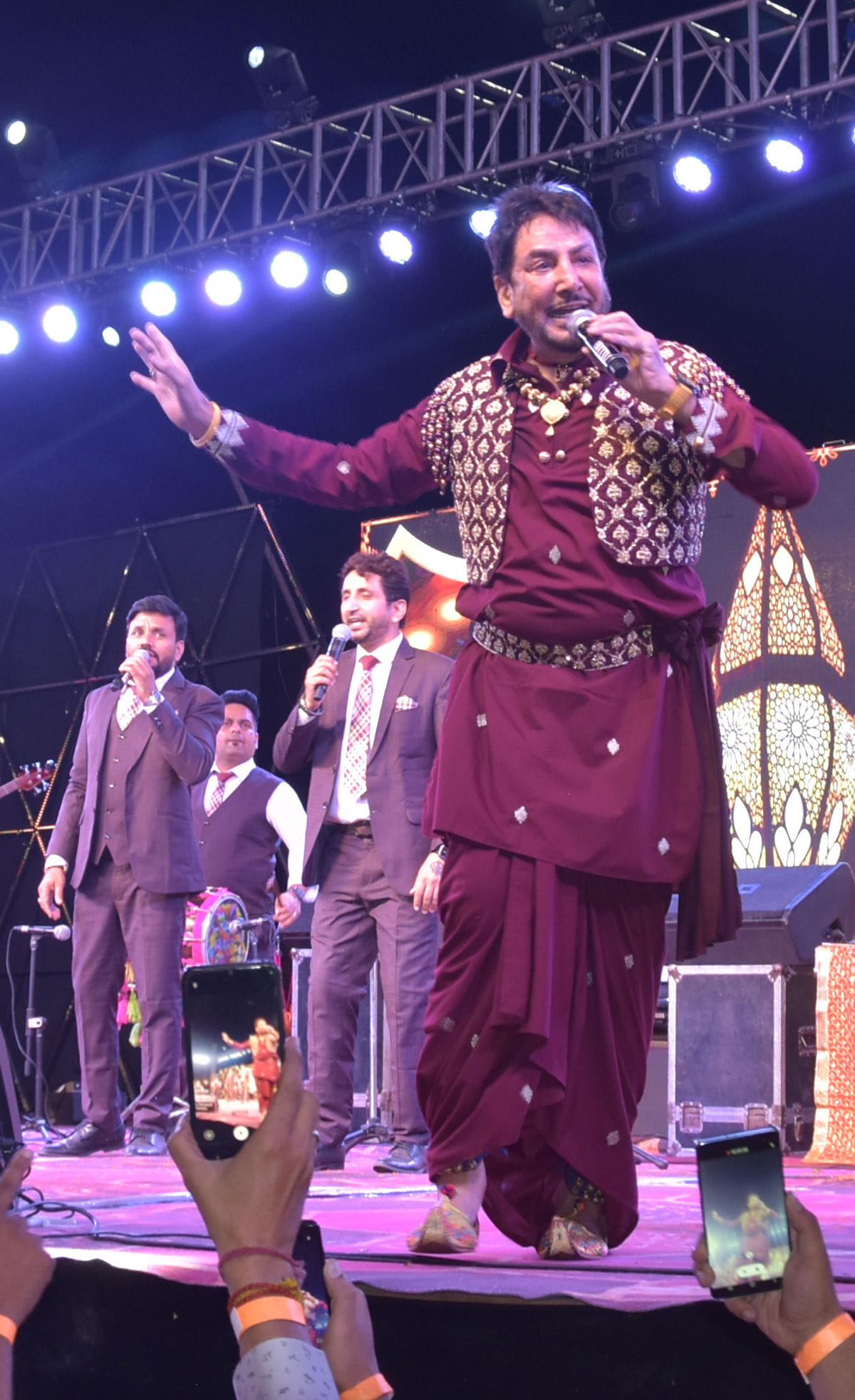 अंबाला रोड स्थित एक सभागार में सीआईएस के कार्यक्रम में पंजाबी गीत गाते पंजाबी गायक गुरदास मान अंबाला रोड स्थित एक सभागार में सीआईएस के कार्यक्रम में पंजाबी गीत गाते पंजाबी गायक गुरदास मान