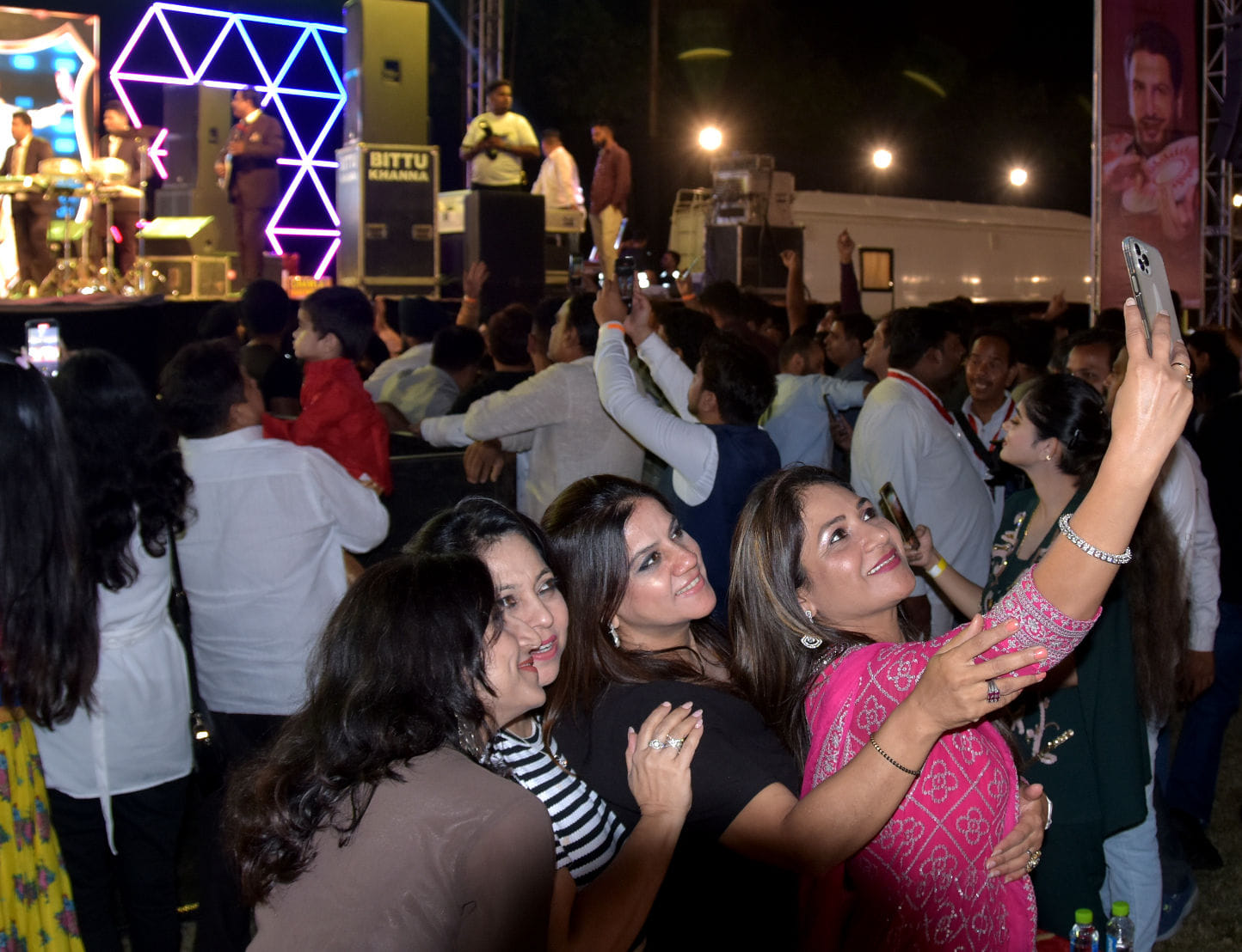 अंबाला रोड स्थित एक सभागार में सीआईएस के कार्यक्रम में सेल्फी लेती महिलाएं अंबाला रोड स्थित एक सभागार में सीआईएस के कार्यक्रम में सेल्फी लेती महिलाएं