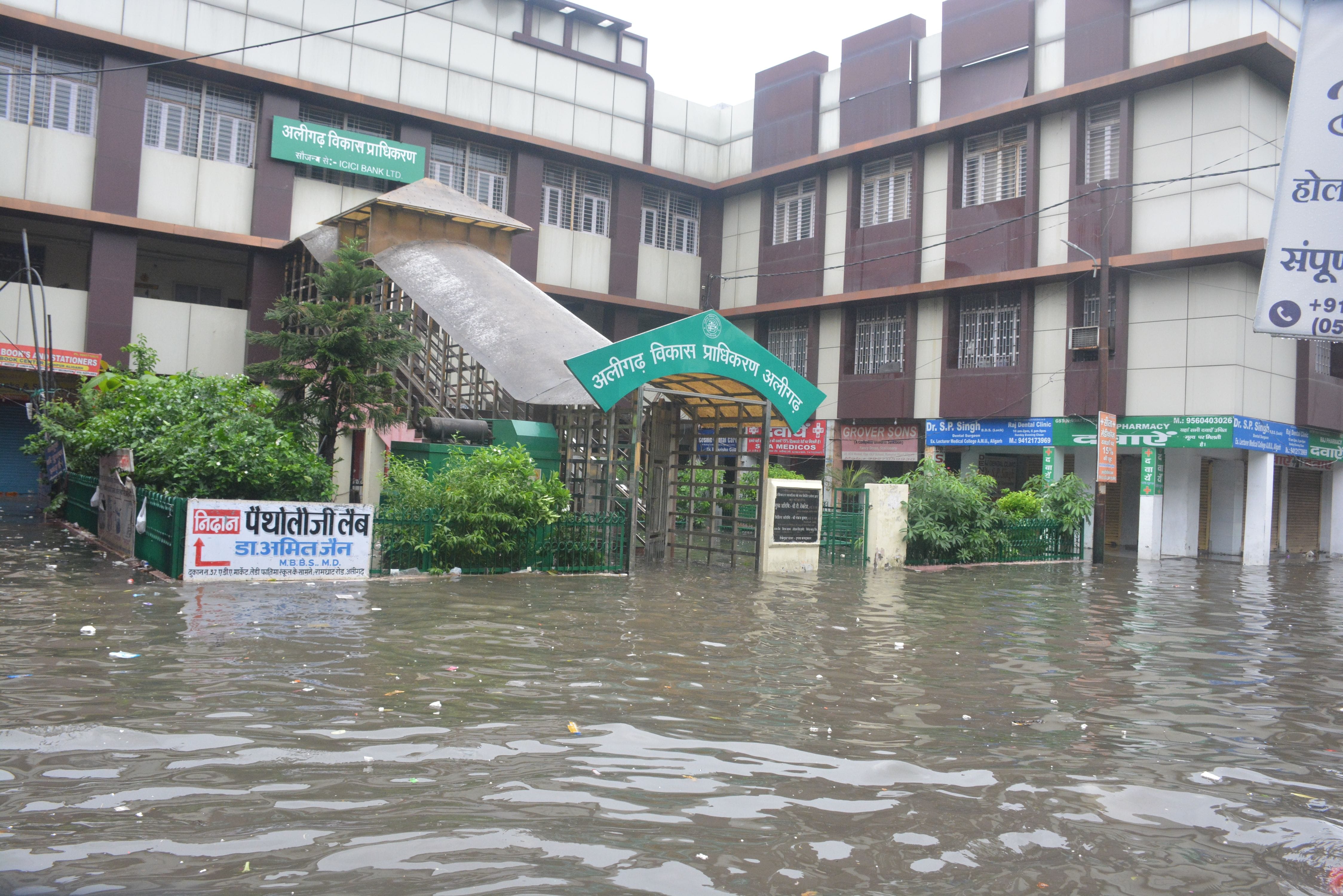 एडीए कार्यालय परिसर में हुआ जलभराव । अमर उजाला